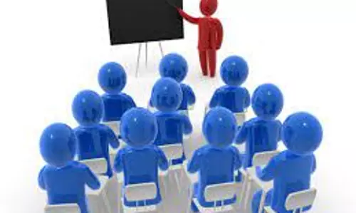 பள்ளி மாணவர்களுக்கு காலை சிற்றுண்டி திட்டம்:பெண் சமையலர்களுக்கு விழிப்புணர்வு கருத்தரங்கு பள்ளி மாணவர்களுக்கு காலை சிற்றுண்டி திட்டம்:பெண் சமையலர்களுக்கு விழிப்புணர்வு கருத்தரங்கு