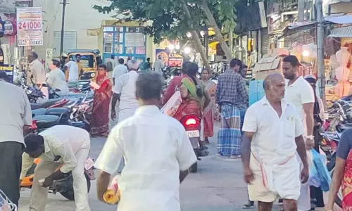 சாலையோர ஆக்கிரமிப்புகளை அகற்ற பொதுமக்கள் கோரிக்கை