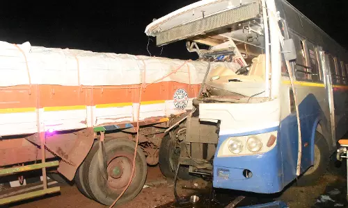 லாரி மீது அரசு பஸ் மோதியதில் டிரைவர் பலி