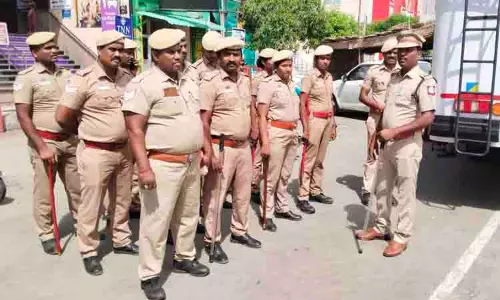 அமைச்சர் செந்தில்பாலாஜி கைது எதிரொலி: கரூர் மாவட்டத்தில் போலீசார் குவிப்பு அமைச்சர் செந்தில்பாலாஜி கைது எதிரொலி: கரூர் மாவட்டத்தில் போலீசார் குவிப்பு