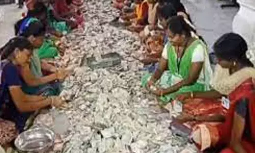 துல்ஜா பவானி கோவிலில் 207 கிலோ தங்கம், 1,280 கிலோ வெள்ளி காணிக்கை துல்ஜா பவானி கோவிலில் 207 கிலோ தங்கம், 1,280 கிலோ வெள்ளி காணிக்கை