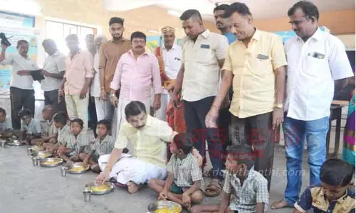 குழந்தைகளுடன் காலை உணவு சாப்பிட்ட மேயர்