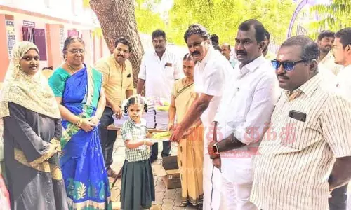 மாநகராட்சி பள்ளி மாணவர்களுக்கு புத்தகம்