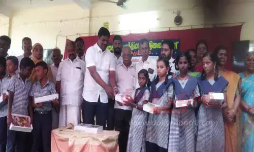 மாணவர்களுக்கு நோட்டு புத்தகம்