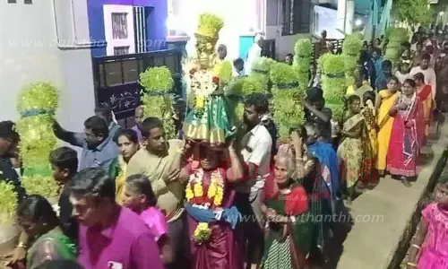 முத்தாரம்மன் கோவில் முளைப்பாரி ஊர்வலம்