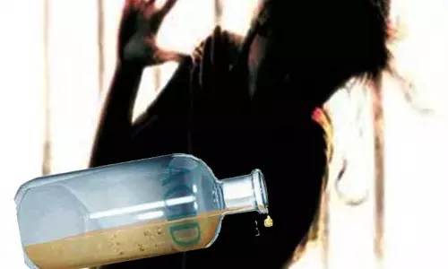 ஆந்திராவில் இளம் பெண் மீது திராவகம் வீச்சு