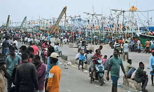 மீன்பிடி தடைக்காலம் நிறைவு - காசிமேடு மீன்பிடி துறைமுகத்தில் இருந்து ஆழ்கடலுக்குள் மீன்பிடிக்க சென்ற விசைப்படகு மீனவர்கள்