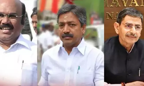 கவர்னர் ஆர்.என்.ரவியை சந்திக்கும் அதிமுக மூத்த நிர்வாகிகள் கவர்னர் ஆர்.என்.ரவியை சந்திக்கும் அதிமுக மூத்த நிர்வாகிகள்