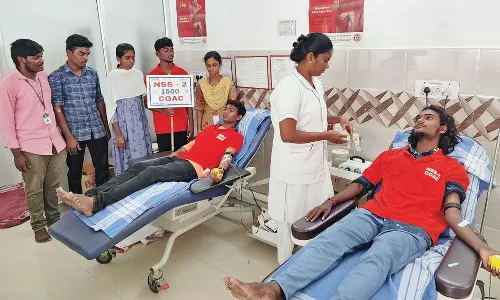 ரத்த தானம் செய்த கல்லூரி மாணவர்கள்