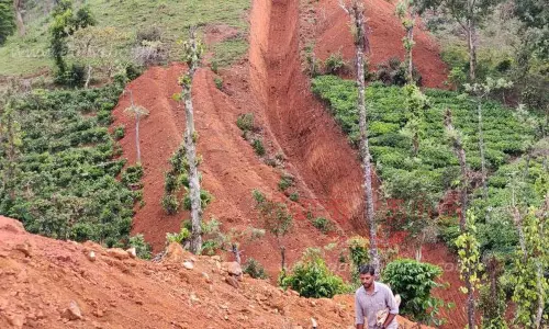 தனியார் நிலத்தில் அகழி தோண்ட எதிர்ப்பு தனியார் நிலத்தில் அகழி தோண்ட எதிர்ப்பு