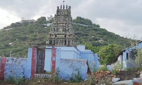 சேதமடைந்த சுவரை சரி செய்ய வேண்டும்