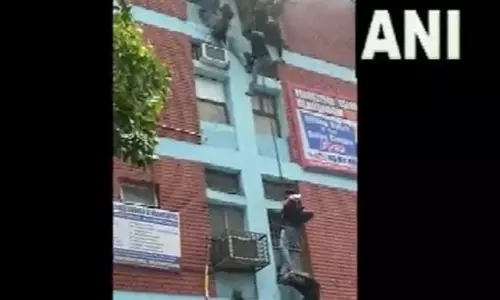 டெல்லியில் பயிற்சி மையத்தில் திடீர் தீ விபத்து - கயிறு கட்டி இறங்கியதால் உயிர்தப்பிய மாணவர்கள்