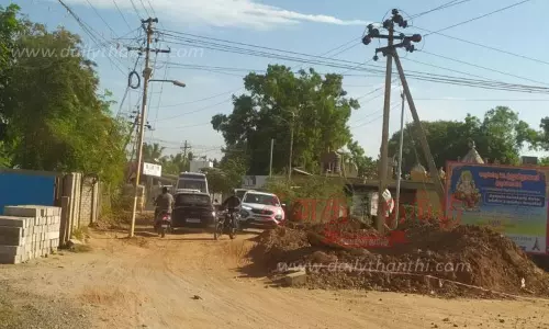 குண்டும், குழியுமான சாலையால் பொதுமக்கள் அவதி