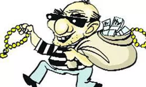 புதுக்கோட்டை அருகே பூட்டிய வீட்டில் நகைகள் திருட்டு