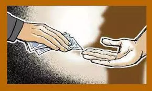 ரூ.50 ஆயிரம் லஞ்சம் வாங்கிய பெண் போலீஸ் அதிகாரி கைது. ரூ.50 ஆயிரம் லஞ்சம் வாங்கிய பெண் போலீஸ் அதிகாரி கைது.