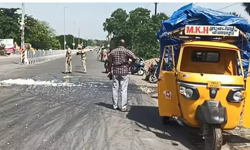 முட்டை ஏற்றி வந்த ஆட்டோ கவிழ்ந்து விபத்து