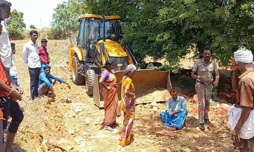 சாமிசெட்டிப்பட்டி ஊராட்சியில் சாலை அமைக்கும் பணியை தடுத்து விவசாயி தர்ணா