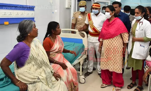 தர்மபுரி அரசு ஆஸ்பத்திரியில் கலெக்டர் திடீர் ஆய்வு - தரமான சிகிச்சைகளை உறுதி செய்ய டாக்டர்களுக்கு அறிவுறுத்தல்