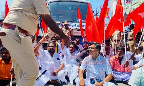 டாஸ்மாக் கடைகளை மூட வலியுறுத்தி சாலை மறியல் போராட்டம்