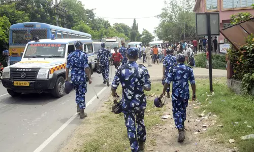 மேற்கு வங்காள பஞ்சாயத்து தேர்தல்: வேட்புமனு தாக்கல் செய்ய சென்றவர்கள் மீது துப்பாக்கிச்சூடு; 3 பேர் பலி