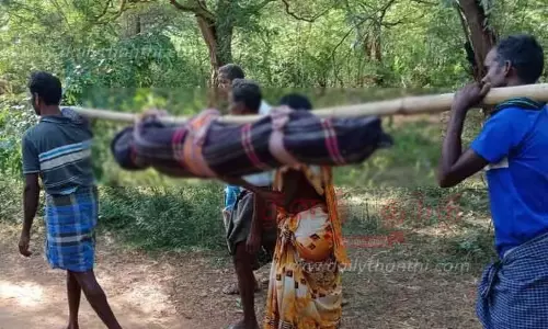 சாலை வசதி இல்லாததால் நடுரோட்டில் விட்டு சென்ற ஆம்புலன்ஸ்.. இறந்த பெண்ணின் உடலை டோலி கட்டி தூக்கி சென்ற அவலம்..!