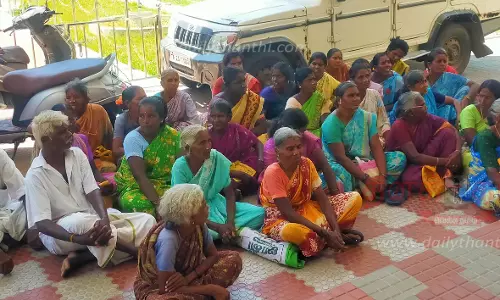 100 நாள் வேலை திட்ட பணி வழங்கக்கோரி கிராம மக்கள் தர்ணா