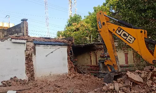 செல்வ விநாயகர் பாலதண்டபாணி கோவில் இடித்து அகற்றும் பணி தீவிரம்