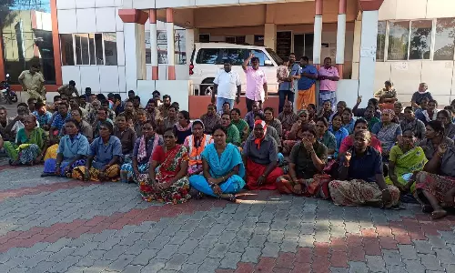 துப்புரவு பணியாளர்கள் உள்ளிருப்பு போராட்டம்