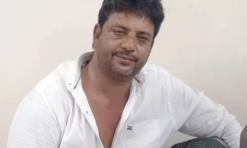 கோவில்பட்டியில் பெண்களிடம் நகை பறித்து சினிமா படம் எடுத்த நடிகர், மனைவி, மகனுடன் போலீசில் சிக்கினார். கோவில்பட்டியில் பெண்களிடம் நகை பறித்து சினிமா படம் எடுத்த நடிகர், மனைவி, மகனுடன் போலீசில் சிக்கினார்.