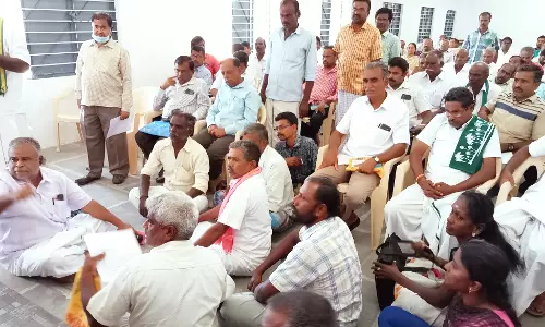 குறைதீர்க்கும் கூட்டத்தில் விவசாயிகள் தர்ணா