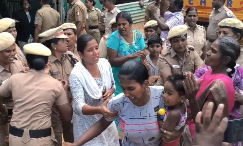 நீதிமன்ற ஊழியர்கள் - போலீசாருடன் வாக்குவாதம்,