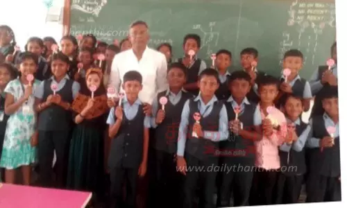 பள்ளியில் மாணவர்களுக்கு இனிப்பு வழங்கி வரவேற்பு