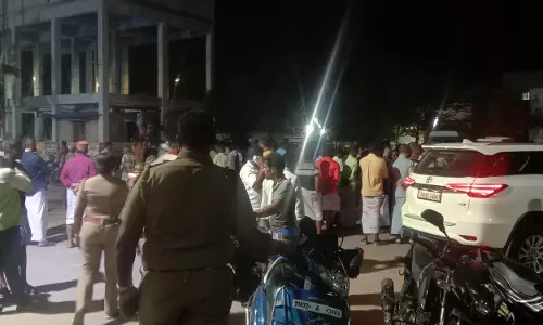 காயல்பட்டினத்தில் பொதுமக்கள் நள்ளிரவில் திடீர் சாலைமறியலால் பரபரப்பு காயல்பட்டினத்தில் பொதுமக்கள் நள்ளிரவில் திடீர் சாலைமறியலால் பரபரப்பு