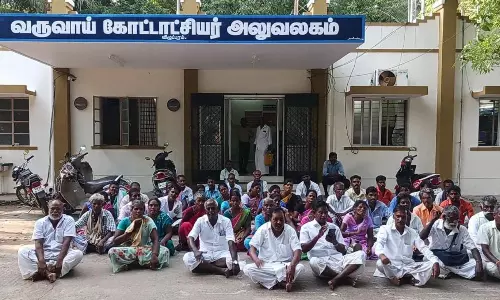 சுடுகாட்டுப்பாதை ஆக்கிரமிப்பை அகற்றக்கோரி விழுப்புரம் கோட்டாட்சியர் அலுவலகத்தில் பொதுமக்கள் தர்ணா