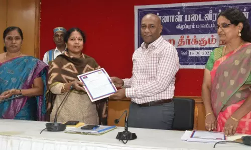 முன்னாள் படைவீரர்கள் குறைதீர்க்கும் கூட்டத்தில் கொடி நாள் இலக்கை எய்திய அலுவலர்களுக்கு பாராட்டு சான்றிதழ் கலெக்டர் பழனி வழங்கினார் முன்னாள் படைவீரர்கள் குறைதீர்க்கும் கூட்டத்தில் கொடி நாள் இலக்கை எய்திய அலுவலர்களுக்கு பாராட்டு சான்றிதழ் கலெக்டர் பழனி வழங்கினார்