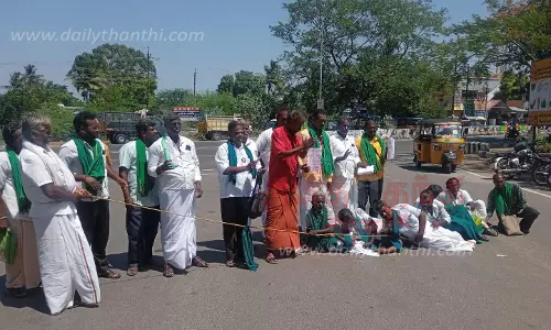 கட்சி சார்பற்ற விவசாயிகள் சங்கத்தினர் நூதன ஆர்ப்பாட்டம்