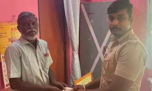 சாலையில் கிடந்த ரூ.15 ஆயிரம் போலீசாரிடம் ஒப்படைப்பு சாலையில் கிடந்த ரூ.15 ஆயிரம் போலீசாரிடம் ஒப்படைப்பு