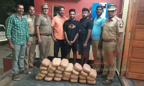 காரிமங்கலம் அருகே சொகுசு காரில் கஞ்சா கடத்திய 2 பேர் கைது