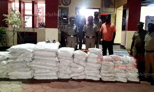 மூட்டை, மூட்டையாக குட்கா பொருட்கள் பறிமுதல்