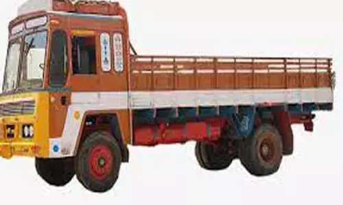 செம்மண் கடத்திய லாரி பறிமுதல்