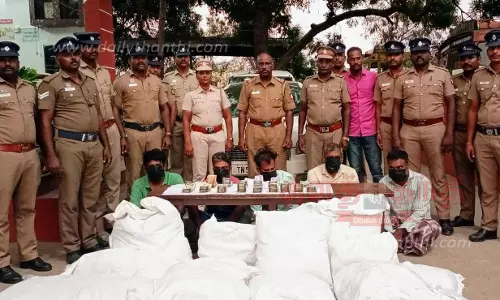 காரில் கடத்தி வரப்பட்ட 164 கிலோ குட்கா, ரூ.5¾ லட்சம் சிக்கியது