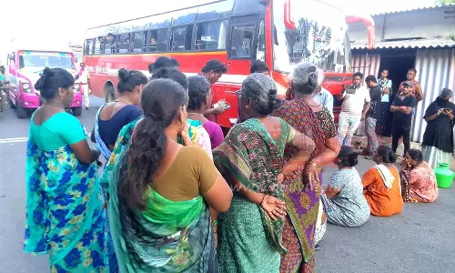 காலிகுடங்களுடன் பெண்கள் சாலை மறியல்