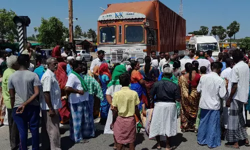 ஏம்பேர் அருகே ரெயில் நிலையம் அமைக்க எதிர்ப்பு தெரிவித்து விவசாயிகள் மறியல் ஏம்பேர் அருகே ரெயில் நிலையம் அமைக்க எதிர்ப்பு தெரிவித்து விவசாயிகள் மறியல்
