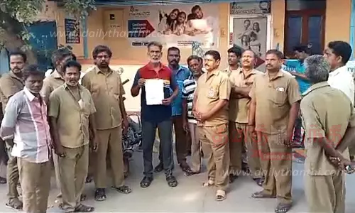 அரக்கோணத்தில் நகரமன்ற தலைவர் வீட்டை தூய்மை பணியாளர்கள் முற்றுகை