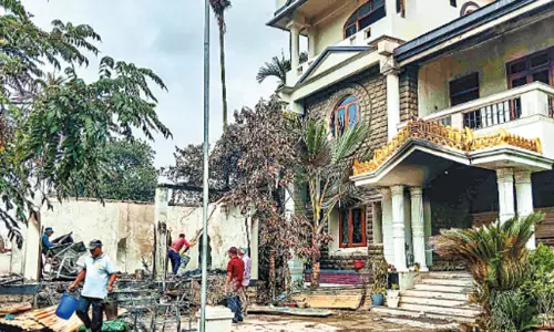 மணிப்பூரில் கலவரம் நீடிப்பு மத்திய மந்திரியின் வீட்டைத்தாக்கி தீயிட்டு கொளுத்த முயற்சி