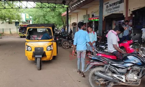 பஸ்கள் சாலையில் நிறுத்தப்படுவதால் போக்குவரத்து பாதிப்பு பஸ்கள் சாலையில் நிறுத்தப்படுவதால் போக்குவரத்து பாதிப்பு
