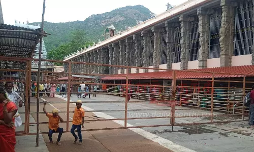 அருணாசலேஸ்வரர் கோவிலில் தேவையற்ற இடத்தில் அமைக்கப்பட்டுள்ள தடுப்புகளை அகற்ற கோரிக்கை