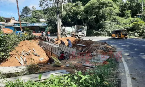 ஆபத்தான வளைவில் தடுப்புச்சுவர் அமைப்பு ஆபத்தான வளைவில் தடுப்புச்சுவர் அமைப்பு