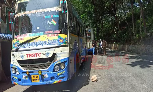 நடுவழியில் பழுதாகி நிற்கும் அரசு பஸ்கள் நடுவழியில் பழுதாகி நிற்கும் அரசு பஸ்கள்