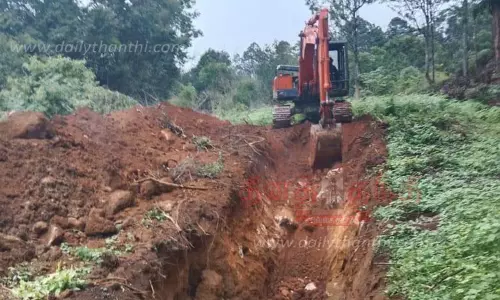 10 கி.மீ. தூரம் அகழி தோண்டும் பணி 10 கி.மீ. தூரம் அகழி தோண்டும் பணி